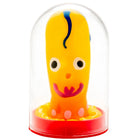 Eine fröhliche gelbe gummi-octopus spielzeug mit blauem streifen und rosa lächeln in klarer kuppel von condermerie handbemalte kondome