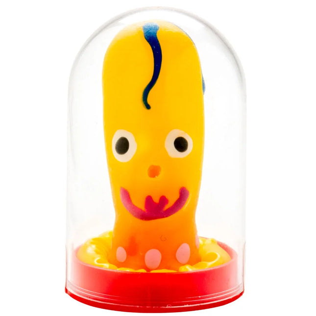 Eine fröhliche gelbe gummi-octopus spielzeug mit blauem streifen und rosa lächeln in klarer kuppel von condermerie handbemalte kondome
