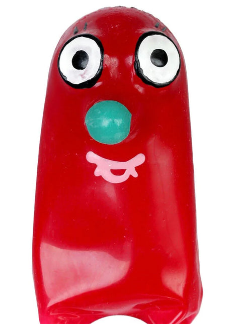 Rotes, glänzendes plastikspielzeug mit großen weißen augen und türkiser nase zum condomerie handbemalte neuheitskondome nosy xl