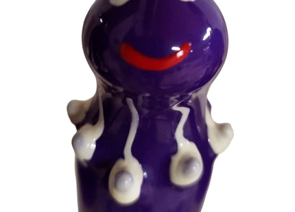 Lila keramische handbemalte kondomfigur mit glänzendem finish und weißem tropfenmuster von condomerie