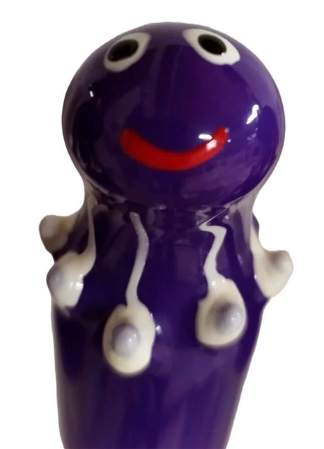 Lila keramische handbemalte kondomfigur mit glänzendem finish und weißem tropfenmuster von condomerie