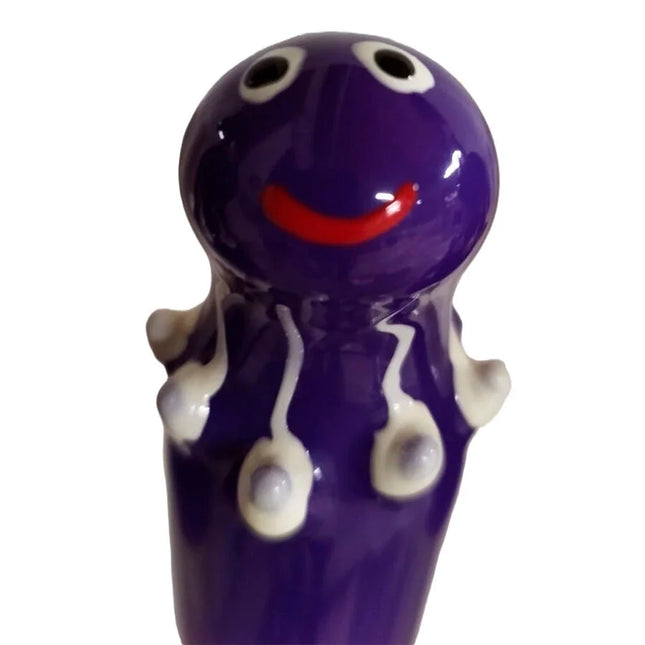 Lila keramische handbemalte kondomfigur mit glänzendem finish und weißem tropfenmuster von condomerie