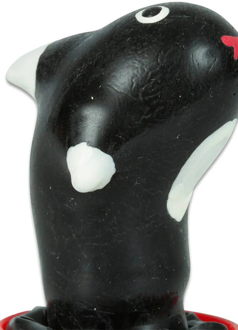 Schwarze und weiße orca kerze aus wachs mit rotem logo auf dem kopf von condomerie handbemalte neuheitskondome