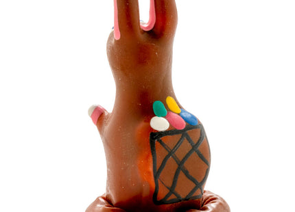 Handbemalter schokoladenosterhase mit pinken ohren und bemaltem bonkorb auf dem rücken von condomerie