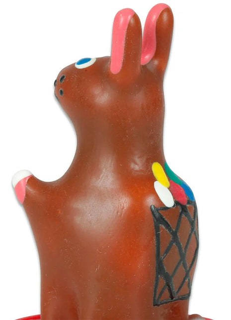 Braune keramik-osterhasenfigur mit rosa ohren und pfoten blaue augen schwarzer nase bemalter korb mit bunten pinseln