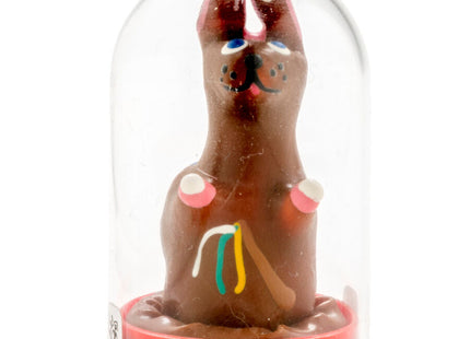 Eine handbemalte kondom-osterhase aus schokolade mit blauen augen und bunten details unter glasdom