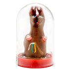 Eine handbemalte kondom-osterhase aus schokolade mit blauen augen und bunten details unter glasdom
