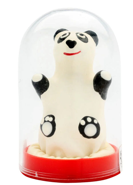 Ein handbemaltes novelty kondom panda modell 1 als weiß schwarz figurine mit roten lippen in einer klaren glaskuppel auf rotem sockel