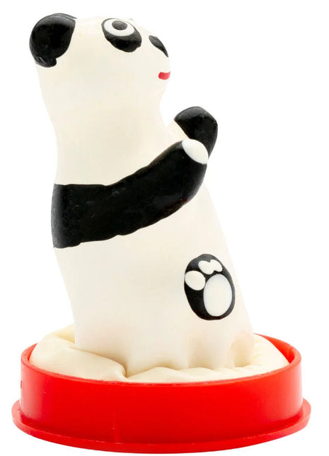 Ein schwarz weißer panda geformter play dough stempel mit rotem kunststoffsockel aus der condomerie handbemalte neuheitskondome panda modell 1 serie