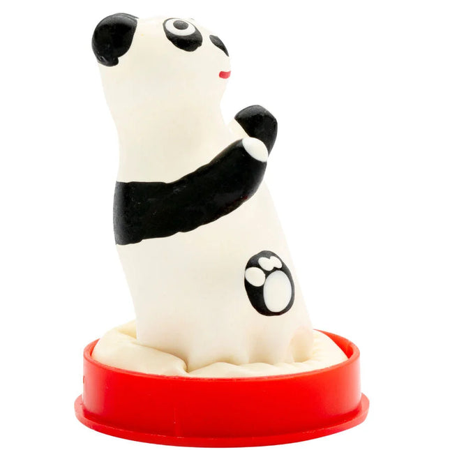 Ein schwarz weißer panda geformter play dough stempel mit rotem kunststoffsockel aus der condomerie handbemalte neuheitskondome panda modell 1 serie