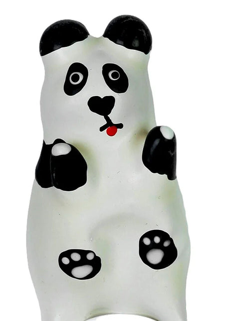 Eine durchscheinend weiße panda-kondomfigur mit schwarz bemalten ohren augen pfoten und roter zunge modell xl