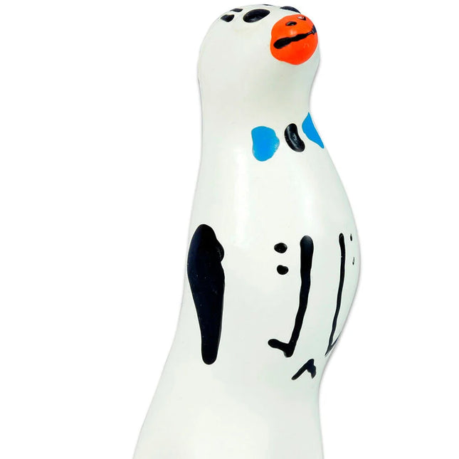 Weißes keramik-pinguinfigürchen mit schwarz-blauen bemalten markierungen und oranger schnabel von CONDOMERIE