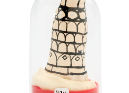 Cremefarbener miniatur-pisa-turm aus kunststoff in einer klaren glaskuppel auf rotem sockel handbemalte kondome