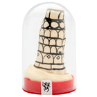 Cremefarbener miniatur-pisa-turm aus kunststoff in einer klaren glaskuppel auf rotem sockel handbemalte kondome