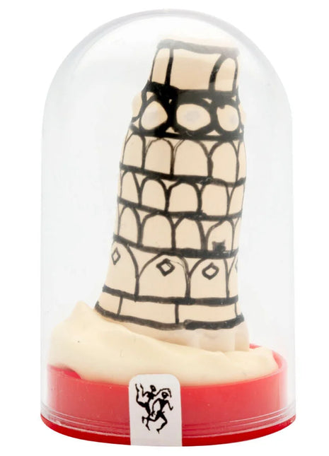 Cremefarbener miniatur-pisa-turm aus kunststoff in einer klaren glaskuppel auf rotem sockel handbemalte kondome