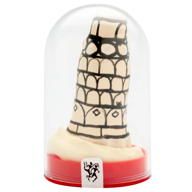 Cremefarbener miniatur-pisa-turm aus kunststoff in einer klaren glaskuppel auf rotem sockel handbemalte kondome