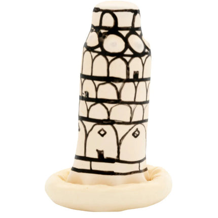 Cremefarbene keramikfigur mit schwarz handbemalten architekturmustern im design eines pisa-turms kondoms