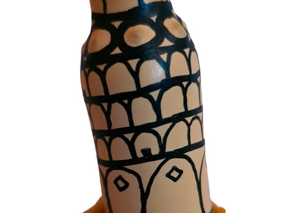 Handbemalte keramikflasche mit schwarzen geometrischen mustern auf beigem grund aus der condomerie neuwertig kondomserie pisa turm