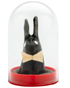 Schwarze hasenfigur mit weißen augen und beigem schleifenband unter glaskuppel auf rotem sockel von condomerie spielzeug kondome