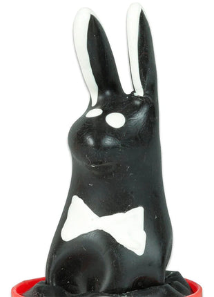 Handbemalte schwarze hasenfigur mit weißen ohren augen und schleife für condomerie neuheitskondome play boy