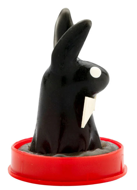 Schwarzer plastik vampire kaninchenstempel mit weißen augen und fängen auf rotem rundem sockel für condomerie handbemalte neuheitskondome play boy