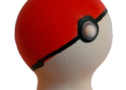 Rote und weiße pokéball-förmige stressball mit schwarzer detaillierung von condomerie handbemalt