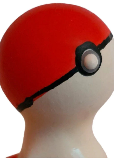 Rote und weiße pokéball-förmige stressball mit schwarzer detaillierung von condomerie handbemalt