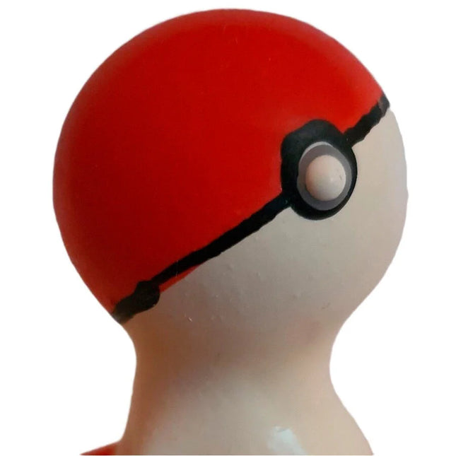 Rote und weiße pokéball-förmige stressball mit schwarzer detaillierung von condomerie handbemalt