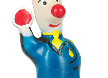 Blaue handbemalte plastikfigur eines clown-polizisten mit roter nase gelber krawatte und kappe emblem kondom