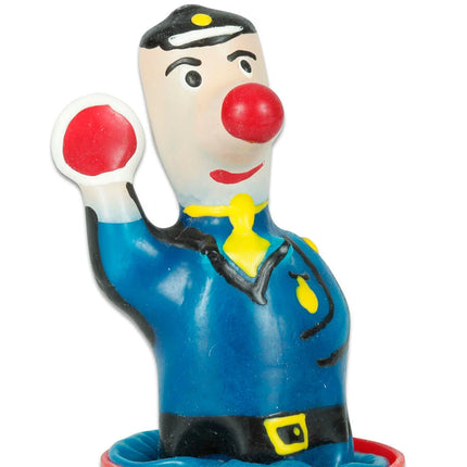 Blaue handbemalte plastikfigur eines clown-polizisten mit roter nase gelber krawatte und kappe emblem kondom