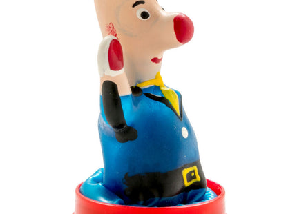 Bunte plastikfigur eines cartoon-charakters mit roter nase schwarzem haar und blauer latzhose auf rotem sockel kondome polizist