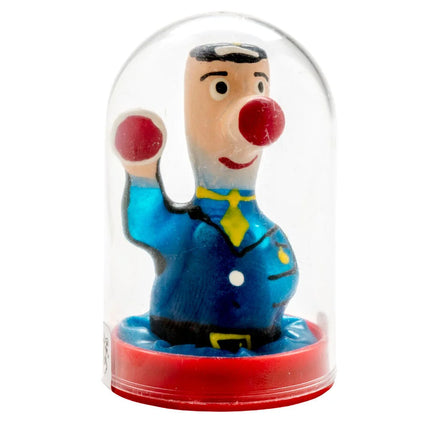Ein fröhlicher clown in blauem anzug mit gelber krawatte und roter nase unter klarglasdom von condomerie