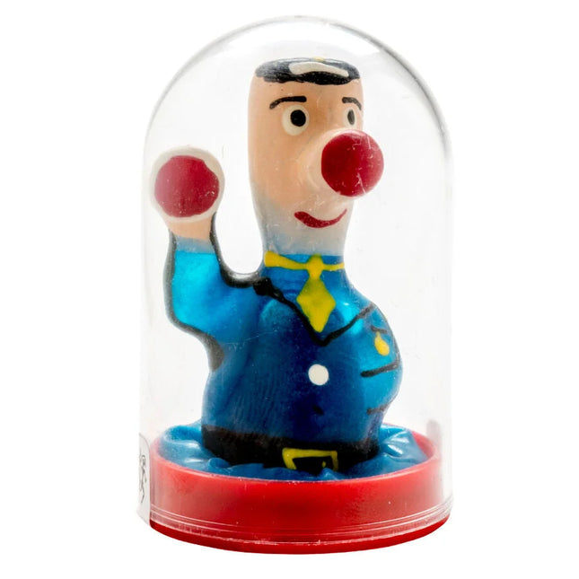 Ein fröhlicher clown in blauem anzug mit gelber krawatte und roter nase unter klarglasdom von condomerie