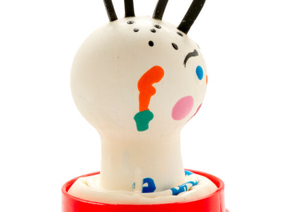 Ein weißer gummistempel mit schwarzem haar und buntem gesicht auf rotem kunststoffsockel von condomerie handbemalte neuheitskondome punk