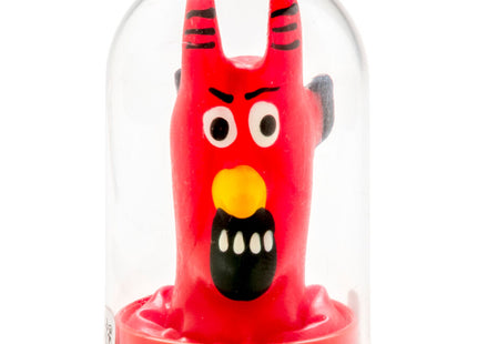 Eine handbemalte rote teufel kondomfigur mit schwarzen streifen und gelber nase in einer glaskuppel von condomerie