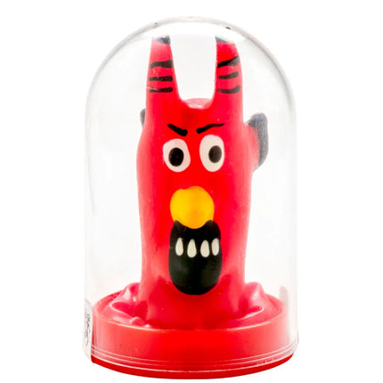 Eine handbemalte rote teufel kondomfigur mit schwarzen streifen und gelber nase in einer glaskuppel von condomerie