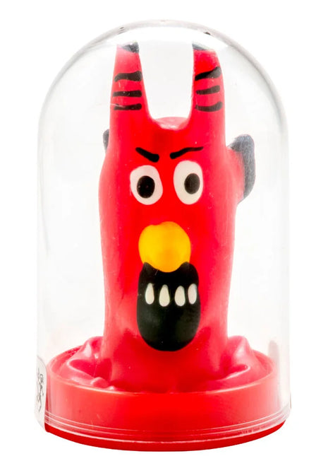 Eine handbemalte rote teufel kondomfigur mit schwarzen streifen und gelber nase in einer glaskuppel von condomerie