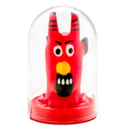 Eine handbemalte rote teufel kondomfigur mit schwarzen streifen und gelber nase in einer glaskuppel von condomerie