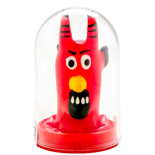 Eine handbemalte rote teufel kondomfigur mit schwarzen streifen und gelber nase in einer glaskuppel von condomerie