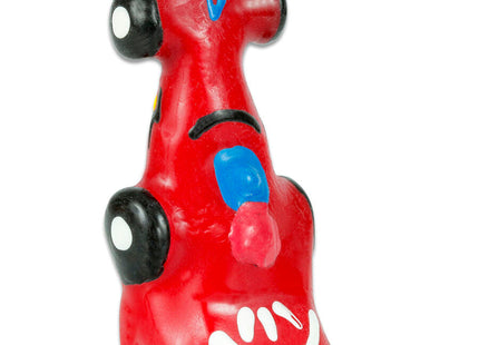 Ein roter, glänzender kunststoffhund mit schwarzen und weißen augen, blauem zunge und breitem lächeln