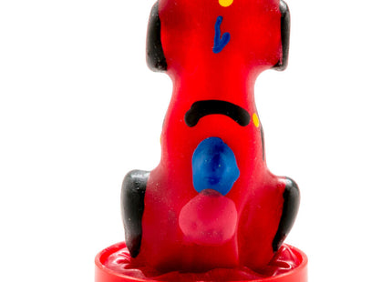 Ein lebhaft roter plastikhund mit schwarzen ohren blau gelben akzenten als handbemalte figur im condomerie rennauto set