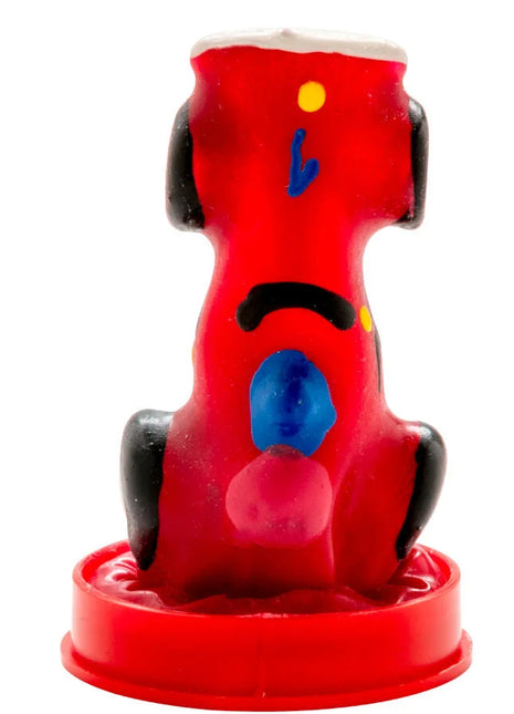 Ein lebhaft roter plastikhund mit schwarzen ohren blau gelben akzenten als handbemalte figur im condomerie rennauto set