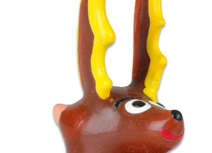 Ein brauner plastikkaninchenfigürchen mit gelben ohreninnenseiten schwarzen augen und rotem mund von condomerie handbemalte neuheitskondome rentier