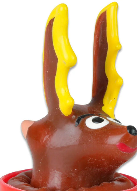Ein brauner plastikkaninchenfigürchen mit gelben ohreninnenseiten schwarzen augen und rotem mund von condomerie handbemalte neuheitskondome rentier