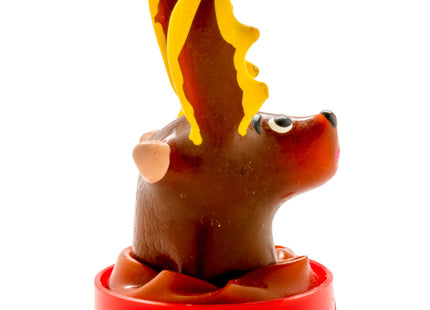 Braune kunststoff-rennfiguren mit gelben flammenartigen geweihen und schwarzen augen auf rotem rundem sockel von CONDOMERIE