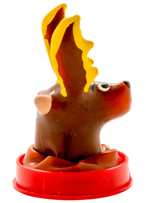 Braune kunststoff-rennfiguren mit gelben flammenartigen geweihen und schwarzen augen auf rotem rundem sockel von CONDOMERIE
