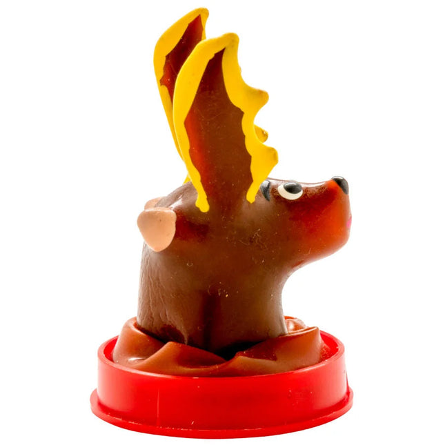 Braune kunststoff-rennfiguren mit gelben flammenartigen geweihen und schwarzen augen auf rotem rundem sockel von CONDOMERIE