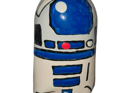 Handbemalte keramikfigur r2-d2 in blau und weiß mit schwarzen konturen und rotem detail auf der brust