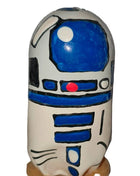 Handbemalte keramikfigur r2-d2 in blau und weiß mit schwarzen konturen und rotem detail auf der brust