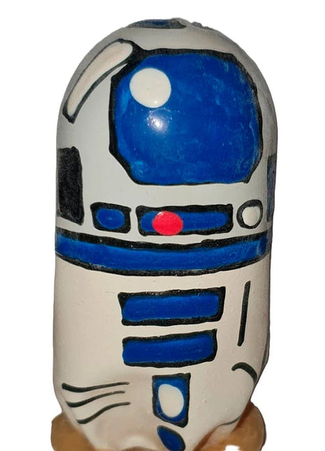 Handbemalte keramikfigur r2-d2 in blau und weiß mit schwarzen konturen und rotem detail auf der brust